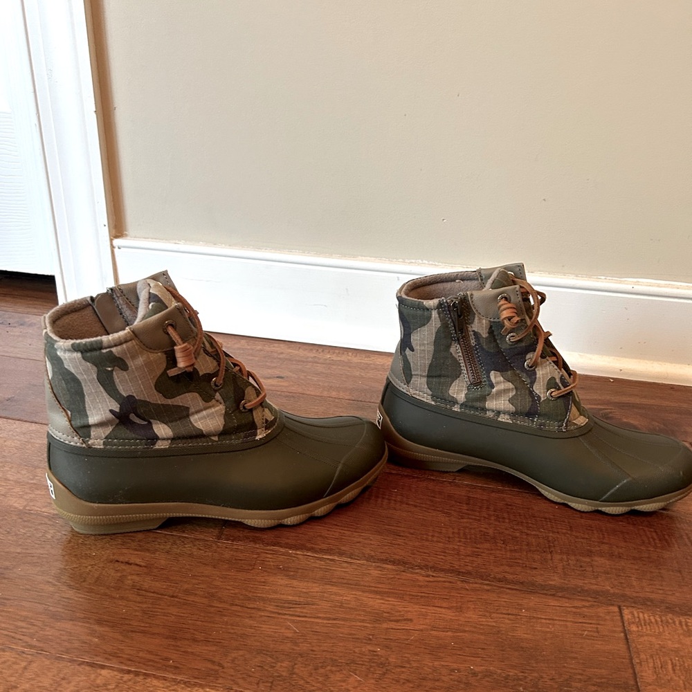 BRAND NEW, never worn Sperry Syren Gulf Camo Duck Boot, size 8.5M - Picture 2 of 9